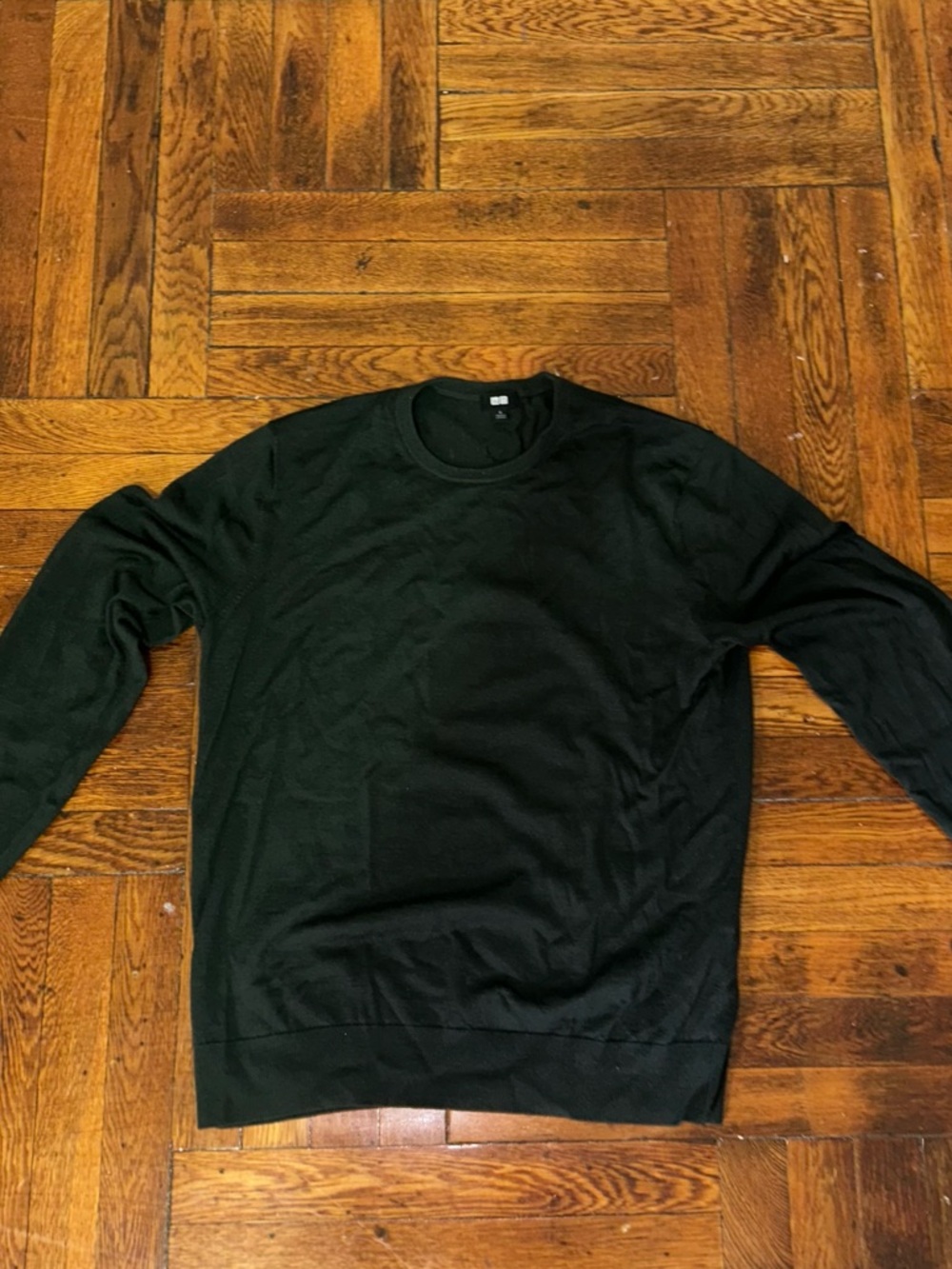 Uniqlo Men's Black Crewneck Sweater - Everyday Essential
